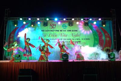 HỘI LHPN XÃ TỊNH GIANG TỔ CHỨC HỘI DIỄN VĂN NGHỆ CHÀO MỪNG 50 NĂM GIẢI PHÓNG XÃ VÀ CHƯƠNG TRÌNH “TRIỆU PHẦN QUÀ SAN SẺ YÊU THƯƠNG”