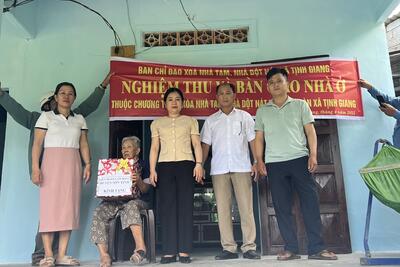 UBND XÃ TỊNH GIANG TỔ CHỨC NGHIỆM THU ĐƯA VÀO SỬ DỤNG NHÀ Ở CHO HỘ GIA ĐÌNH CÓ CÔNG CÁCH MẠNG, HỘ NGHÈO CẬN NGHÈO THUỘC CHƯƠNG TRÌNH XÓA NHÀ TẠM, NHÀ DỘT