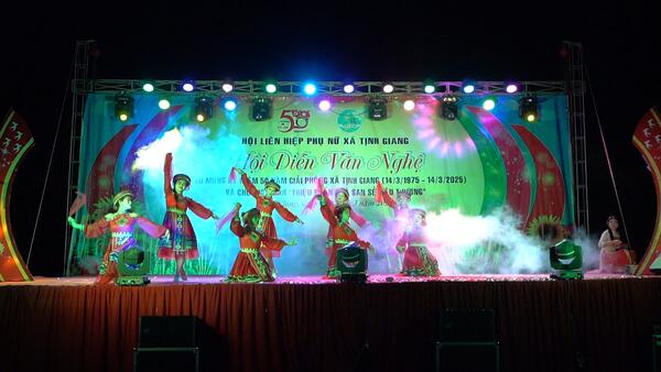 HỘI LHPN XÃ TỊNH GIANG TỔ CHỨC HỘI DIỄN VĂN NGHỆ CHÀO MỪNG 50 NĂM GIẢI PHÓNG XÃ VÀ CHƯƠNG TRÌNH “TRIỆU PHẦN QUÀ SAN SẺ YÊU THƯƠNG”